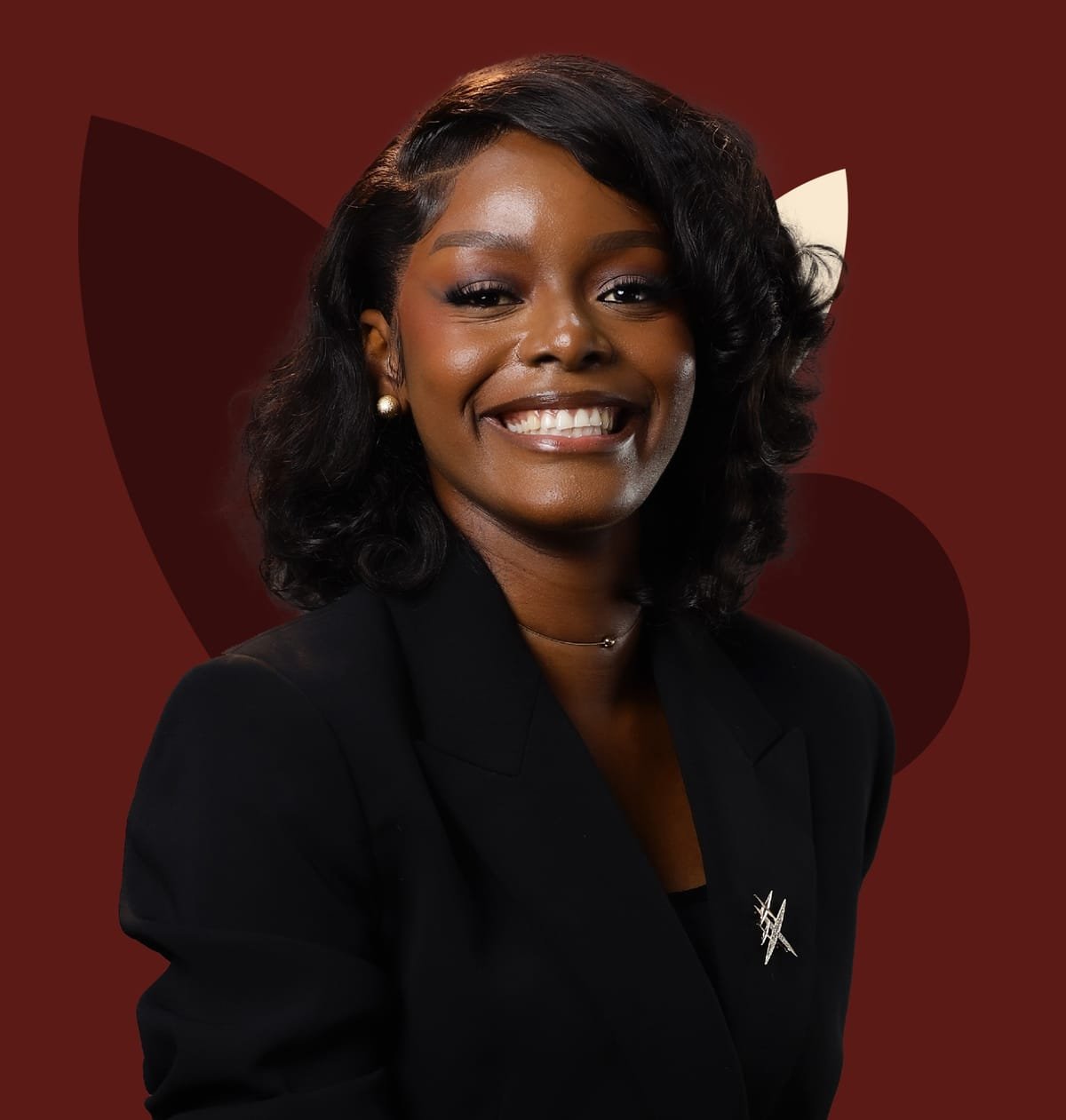 Portrait de Sublime Koyi Saley, souriante, en veste noire